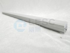 為什么線條燈硅膠燈罩?jǐn)D出時(shí)要噴油？